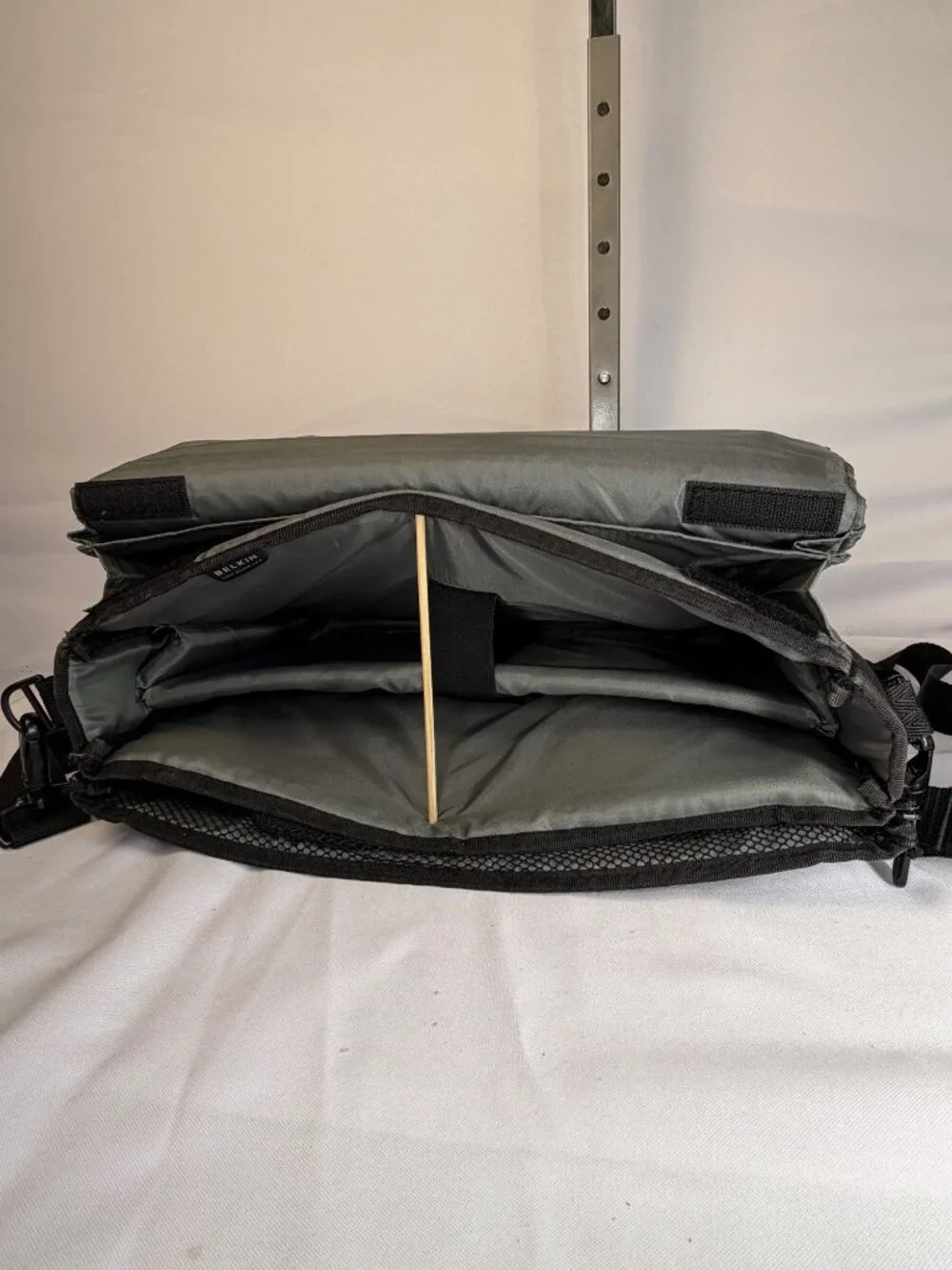 Belkin NE-07 Notebook Laptop Carrying Case Messenger Bag Black Gray Handle